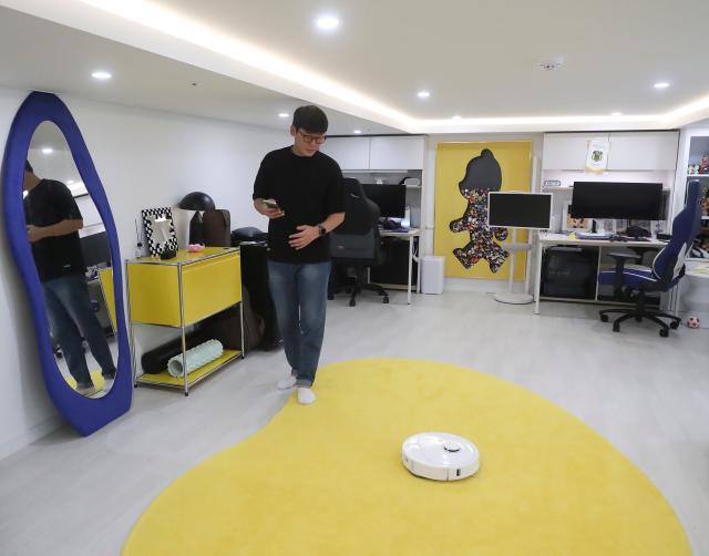 (251025) -- SEOUL, Oct. 25, 2025 (Xinhua) -- A costumer uses a robot vacuum cleaner at his home in Seoul, South Korea, Oct. 13, 2025. At a large shopping mall in Seoul, South Korea, a Chinese brand's robot vacuum cleaner attracted bustling crowds. A Roborock robot vacuum cleaner, equipped with a robotic arm, precisely picked up a sock, rotated, and threw it into a box, drawing cheers from the audience.
   According to data from a U.S. research firm, Roborock holds over 50 percent market share in South Korea's robot vacuum cleaner market, firmly securing the top position, with a dominance market share exceeding 70 percent in the high-end market. 
   Beyond South Korea, Roborock is rapidly expanding across other Asia-Pacific markets. In Japan, during a promotion on Amazon Japan, several Roborock products ranked among the most popular robot vacuum cleaners. In Australia, its products also made it into the top ten best-selling robot vacuum cleaner list.
   Over 2,000 kilometers away from South Korea, in Huizhou City of south China's Guangdong Province, Roborock's smart manufacturing facility operates at high efficiency, with robot vacuum cleaners continuously distributed worldwide.
   From workshops in China to living rooms across Asia-Pacific, Chinese brands for robot vacuum cleaners have gained popularity among foreign customers. (Xinhua/Yao Qilin)