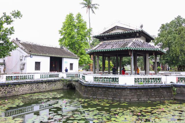 (251025) -- DANZHOU, Oct. 25, 2025 (Xinhua) -- People visit the Dongpo Academy in Danzhou, south China's Hainan Province, Oct. 24, 2025. The Dongpo Academy was once a place where Su Dongpo gave lessons in ancient times. Su Dongpo, also known as Su Shi, is a poet and cultural icon from the Song Dynasty (960-1279), who was demoted in his later years and lived in exile in south China's island province of Hainan for three years. (Xinhua/Zhang Liyun)