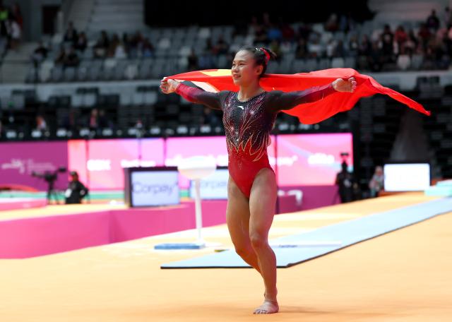 (251025) -- JAKARTA, Oct. 25, 2025 (Xinhua) -- Zhang Qingying of China celebrates after winning the women's balance beam final at 53rd FIG Artistic Gymnastics World Championships in Jakarta, Indonesia, on Oct. 25, 2025. (Xinhua/Bai Xuefei)