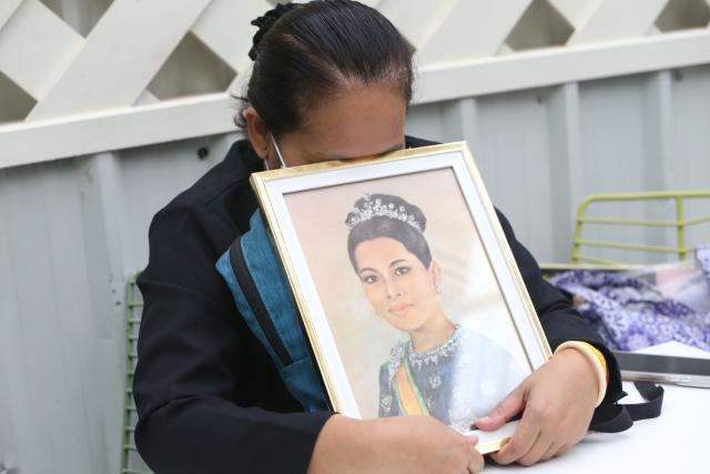 (251025) -- BANGKOK, Oct. 25, 2025 (Xinhua) -- A woman mourns for Thailand's Queen Mother Sirikit at King Chulalongkorn Memorial Hospital in Bangkok, Thailand, Oct. 25, 2025. Thailand's Queen Mother Sirikit passed away on Friday at the age of 93, the Bureau of the Royal Household announced. (Xinhua/Rachen Sageamsak)