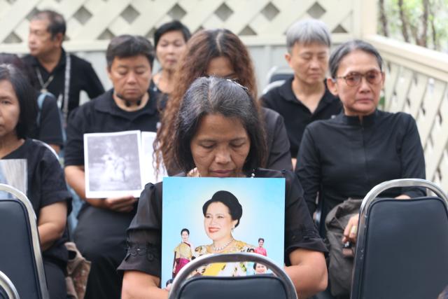 (251025) -- BANGKOK, Oct. 25, 2025 (Xinhua) -- People mourn for Thailand's Queen Mother Sirikit at King Chulalongkorn Memorial Hospital in Bangkok, Thailand, Oct. 25, 2025. Thailand's Queen Mother Sirikit passed away on Friday at the age of 93, the Bureau of the Royal Household announced. (Xinhua/Rachen Sageamsak)