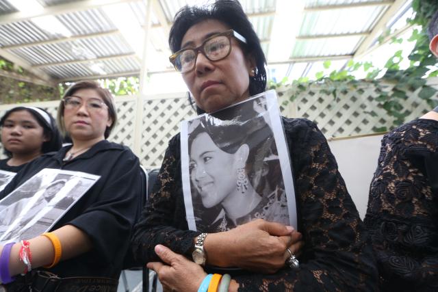 (251025) -- BANGKOK, Oct. 25, 2025 (Xinhua) -- People mourn for Thailand's Queen Mother Sirikit at King Chulalongkorn Memorial Hospital in Bangkok, Thailand, Oct. 25, 2025. Thailand's Queen Mother Sirikit passed away on Friday at the age of 93, the Bureau of the Royal Household announced. (Xinhua/Rachen Sageamsak)