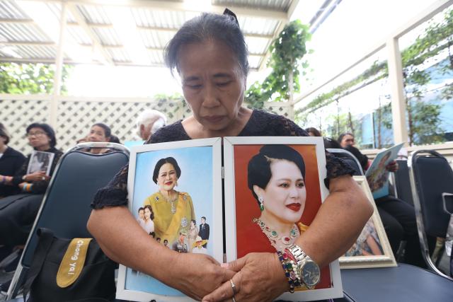 (251025) -- BANGKOK, Oct. 25, 2025 (Xinhua) -- People mourn for Thailand's Queen Mother Sirikit at King Chulalongkorn Memorial Hospital in Bangkok, Thailand, Oct. 25, 2025. Thailand's Queen Mother Sirikit passed away on Friday at the age of 93, the Bureau of the Royal Household announced. (Xinhua/Rachen Sageamsak)