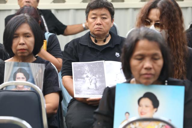 (251025) -- BANGKOK, Oct. 25, 2025 (Xinhua) -- People mourn for Thailand's Queen Mother Sirikit at King Chulalongkorn Memorial Hospital in Bangkok, Thailand, Oct. 25, 2025. Thailand's Queen Mother Sirikit passed away on Friday at the age of 93, the Bureau of the Royal Household announced. (Xinhua/Rachen Sageamsak)