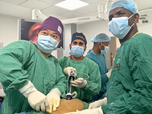(251025) -- DAR ES SALAAM, Oct. 25, 2025 (Xinhua) -- Bao Zengtao (1st L), a general surgeon and the team leader of the 35th Chinese medical team in Zanzibar, works with Tanzanian doctors during a laparoscopic surgery at Lumumba Hospital in Zanzibar, Tanzania, Oct. 20, 2025. TO GO WITH "Feature: Tanzania's Zanzibar elder gains new lease on life through Chinese medical expertise" (The 35th Chinese medical team in Zanzibar/Handout via Xinhua)