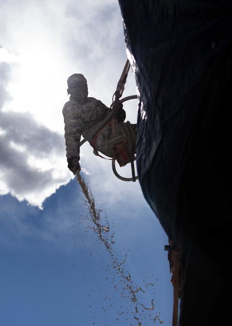 (251025) -- LHASA, Oct. 25, 2025 (Xinhua) -- A worker paints the wall of the Potala Palace during an annual renovation of the ancient architectural complex in Lhasa, southwest China's Xizang Autonomous Region, Oct. 24, 2025. (Photo by Tenzin Norbu/Xinhua)