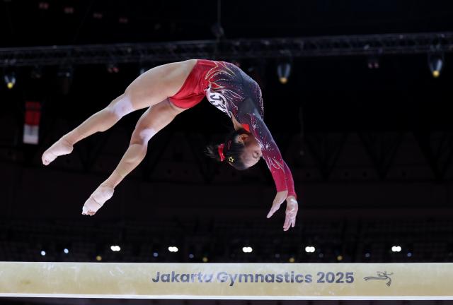 (251025) -- JAKARTA, Oct. 25, 2025 (Xinhua) -- Zhang Qingying of China competes during the women's balance beam final at 53rd FIG Artistic Gymnastics World Championships in Jakarta, Indonesia, on Oct. 25, 2025. (Xinhua/Bai Xuefei)
