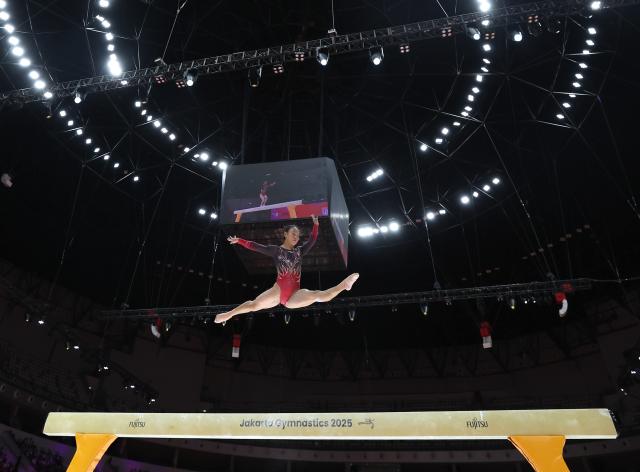 (251025) -- JAKARTA, Oct. 25, 2025 (Xinhua) -- Zhang Qingying of China competes during the women's balance beam final at 53rd FIG Artistic Gymnastics World Championships in Jakarta, Indonesia, on Oct. 25, 2025. (Xinhua/Bai Xuefei)