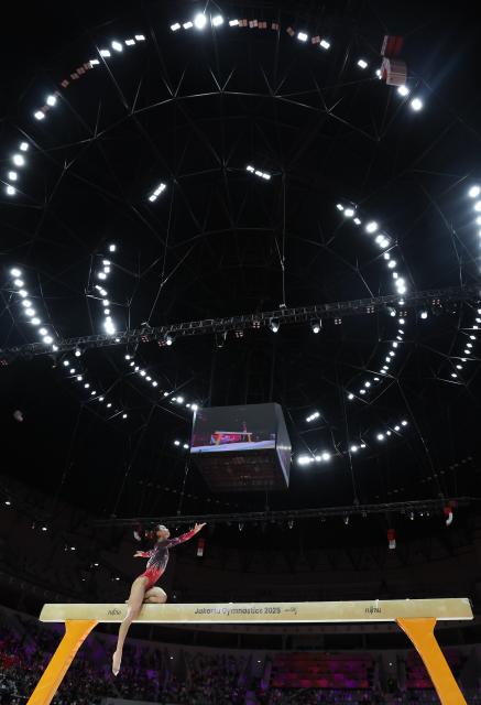 (251025) -- JAKARTA, Oct. 25, 2025 (Xinhua) -- Zhang Qingying of China competes during the women's balance beam final at 53rd FIG Artistic Gymnastics World Championships in Jakarta, Indonesia, on Oct. 25, 2025. (Xinhua/Bai Xuefei)
