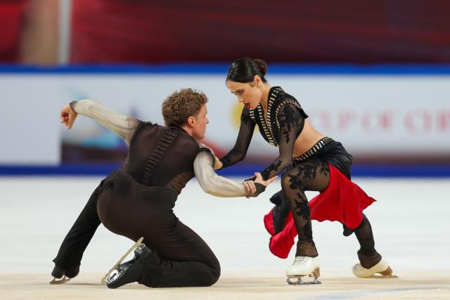 (251025) -- CHONGQING, Oct. 25, 2025 (Xinhua) -- Madison Chock (R)/Evan Bates of the United States perform during the ice dance free dance at the Cup of China ISU Grand Prix of Figure Skating 2025 in southwest China's Chongqing Municipality, Oct. 25, 2025. (Xinhua/Huang Wei)