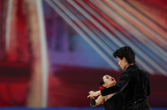 (251025) -- CHONGQING, Oct. 25, 2025 (Xinhua) -- Ren Junfei (L)/Xing Jianing of China perform during the ice dance free dance at the Cup of China ISU Grand Prix of Figure Skating 2025 in southwest China's Chongqing Municipality, Oct. 25, 2025. (Xinhua/Huang Wei)