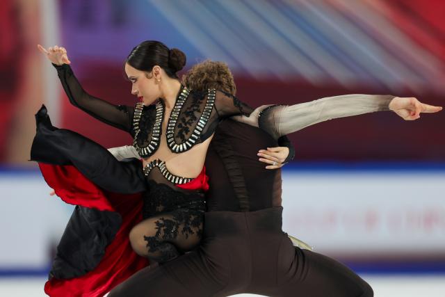 (251025) -- CHONGQING, Oct. 25, 2025 (Xinhua) -- Madison Chock (L)/Evan Bates of the United States perform during the ice dance free dance at the Cup of China ISU Grand Prix of Figure Skating 2025 in southwest China's Chongqing Municipality, Oct. 25, 2025. (Xinhua/Huang Wei)