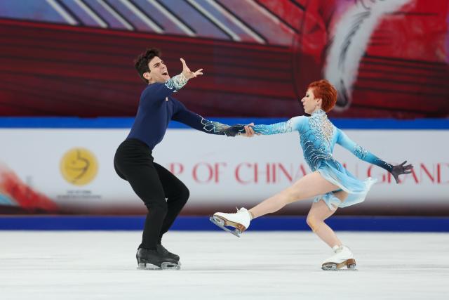 (251025) -- CHONGQING, Oct. 25, 2025 (Xinhua) -- Evgeniia Lopareva (R)/Geoffrey Brissaud of France perform during the ice dance free dance at the Cup of China ISU Grand Prix of Figure Skating 2025 in southwest China's Chongqing Municipality, Oct. 25, 2025. (Xinhua/Huang Wei)