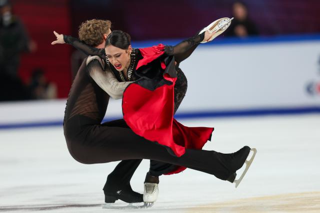 (251025) -- CHONGQING, Oct. 25, 2025 (Xinhua) -- Madison Chock (R)/Evan Bates of the United States perform during the ice dance free dance at the Cup of China ISU Grand Prix of Figure Skating 2025 in southwest China's Chongqing Municipality, Oct. 25, 2025. (Xinhua/Huang Wei)