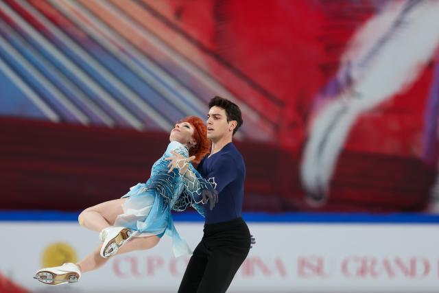 (251025) -- CHONGQING, Oct. 25, 2025 (Xinhua) -- Evgeniia Lopareva (L)/Geoffrey Brissaud of France perform during the ice dance free dance at the Cup of China ISU Grand Prix of Figure Skating 2025 in southwest China's Chongqing Municipality, Oct. 25, 2025. (Xinhua/Huang Wei)