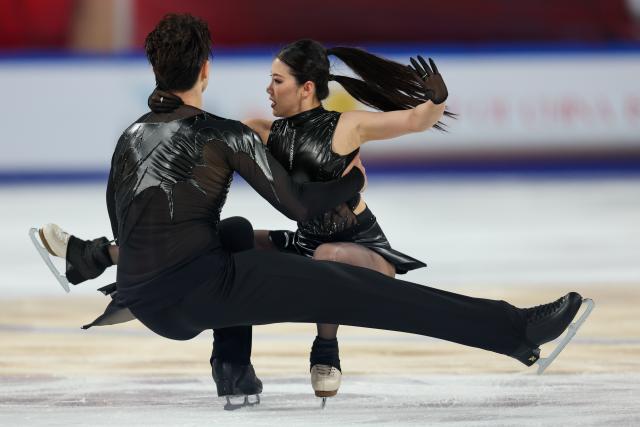 (251025) -- CHONGQING, Oct. 25, 2025 (Xinhua) -- Wang Shiyue (R)/Liu Xinyu of China perform during the ice dance free dance at the Cup of China ISU Grand Prix of Figure Skating 2025 in southwest China's Chongqing Municipality, Oct. 25, 2025. (Xinhua/Huang Wei)