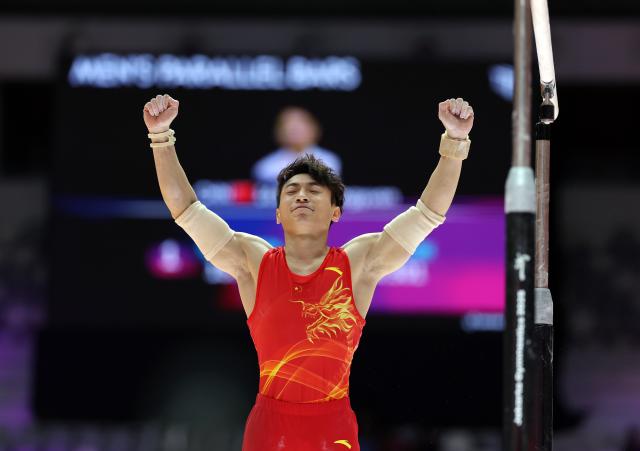 (251025) -- JAKARTA, Oct. 25, 2025 (Xinhua) -- Zou Jingyuan of China celebrates during the the Men's Parallel Bars Final at 53rd FIG Artistic Gymnastics World Championships in Jakarta, Indonesia, on Oct. 25, 2025. (Xinhua/Bai Xuefei)