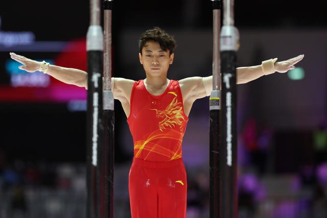 (251025) -- JAKARTA, Oct. 25, 2025 (Xinhua) -- Zou Jingyuan of China competes during the the Men's Parallel Bars Final at 53rd FIG Artistic Gymnastics World Championships in Jakarta, Indonesia, on Oct. 25, 2025. (Xinhua/Bai Xuefei)