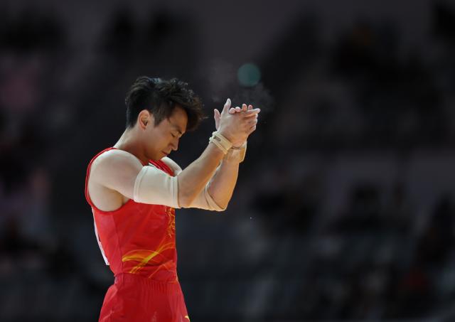 (251025) -- JAKARTA, Oct. 25, 2025 (Xinhua) -- Zou Jingyuan of China applauds during the the Men's Parallel Bars Final at 53rd FIG Artistic Gymnastics World Championships in Jakarta, Indonesia, on Oct. 25, 2025. (Xinhua/Bai Xuefei)