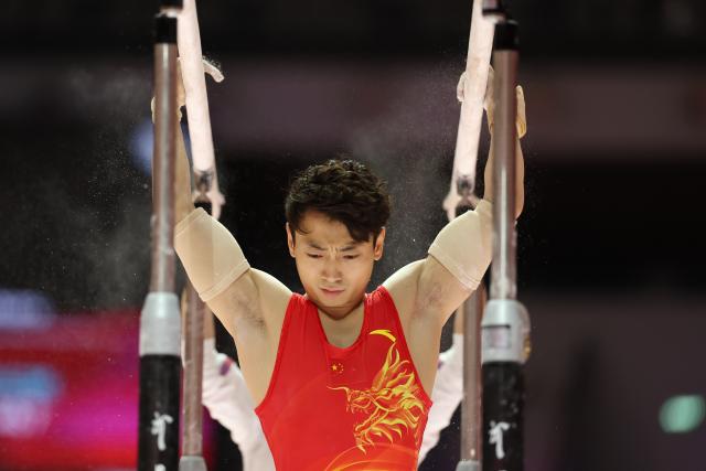 (251025) -- JAKARTA, Oct. 25, 2025 (Xinhua) -- Zou Jingyuan of China prepares during the the Men's Parallel Bars Final at 53rd FIG Artistic Gymnastics World Championships in Jakarta, Indonesia, on Oct. 25, 2025. (Xinhua/Bai Xuefei)