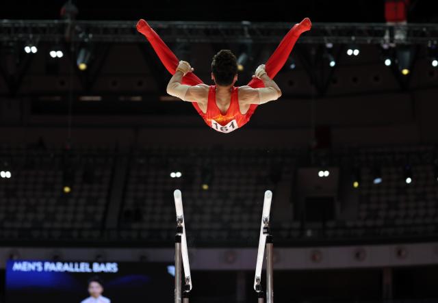 (251025) -- JAKARTA, Oct. 25, 2025 (Xinhua) -- Zou Jingyuan of China competes during the the Men's Parallel Bars Final at 53rd FIG Artistic Gymnastics World Championships in Jakarta, Indonesia, on Oct. 25, 2025. (Xinhua/Bai Xuefei)