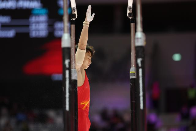 (251025) -- JAKARTA, Oct. 25, 2025 (Xinhua) -- Zou Jingyuan of China competes during the the Men's Parallel Bars Final at 53rd FIG Artistic Gymnastics World Championships in Jakarta, Indonesia, on Oct. 25, 2025. (Xinhua/Bai Xuefei)