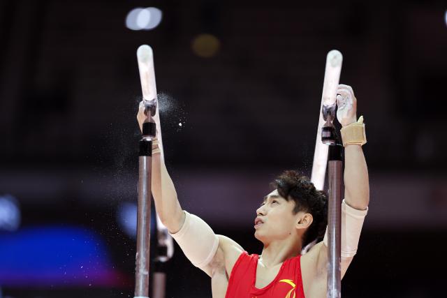 (251025) -- JAKARTA, Oct. 25, 2025 (Xinhua) -- Zou Jingyuan of China prepares during the the Men's Parallel Bars Final at 53rd FIG Artistic Gymnastics World Championships in Jakarta, Indonesia, on Oct. 25, 2025. (Xinhua/Bai Xuefei)