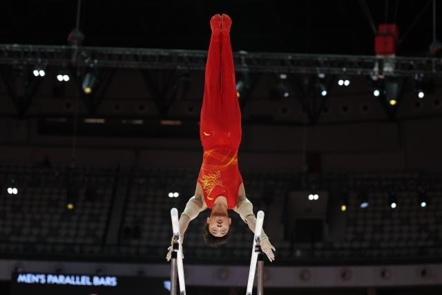 (251025) -- JAKARTA, Oct. 25, 2025 (Xinhua) -- Zou Jingyuan of China competes during the the Men's Parallel Bars Final at 53rd FIG Artistic Gymnastics World Championships in Jakarta, Indonesia, on Oct. 25, 2025. (Xinhua/Bai Xuefei)