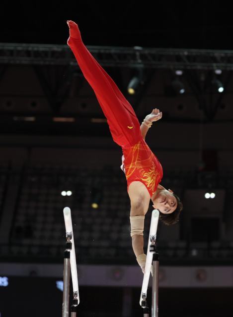 (251025) -- JAKARTA, Oct. 25, 2025 (Xinhua) -- Zou Jingyuan of China competes during the the Men's Parallel Bars Final at 53rd FIG Artistic Gymnastics World Championships in Jakarta, Indonesia, on Oct. 25, 2025. (Xinhua/Bai Xuefei)
