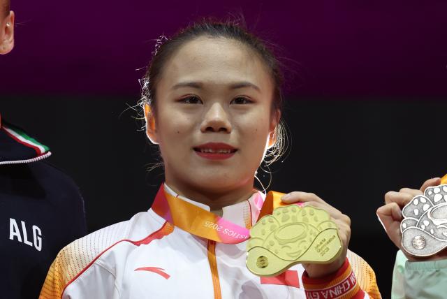 (251025) -- YAJIADA, Oct. 25, 2025 (Xinhua) -- Gold medalist Zhang Qingying of China poses during the awarding ceremony for the women's Balance Beam at 53rd FIG Artistic Gymnastics World Championships in Jakarta, Indonesia, on Oct. 25, 2025. (Xinhua/Bai Xuefei)