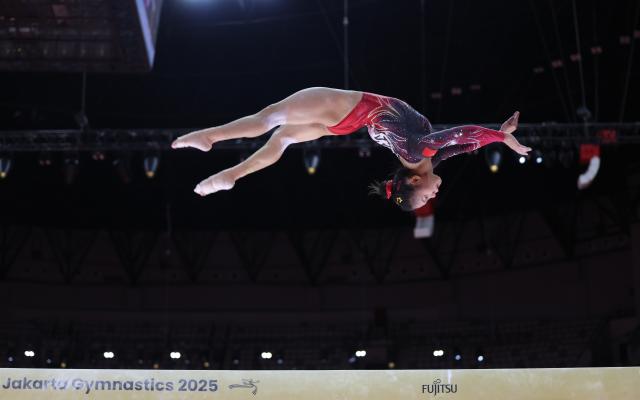 (251025) -- JAKARTA, Oct. 25, 2025 (Xinhua) -- Zhang Qingying of China competes during the women's Balance Beam Final at 53rd FIG Artistic Gymnastics World Championships in Jakarta, Indonesia, on Oct. 25, 2025. (Xinhua/Bai Xuefei)