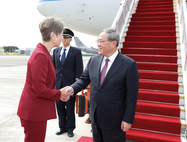 (251025) -- SINGAPORE, Oct. 25, 2025 (Xinhua) -- Chinese Premier Li Qiang arrives at Singapore's Changi airport in Singapore, Oct. 25, 2025. Li arrived here Saturday for an official visit to Singapore at the invitation of Singaporean Prime Minister Lawrence Wong.
   Josephine Teo, Singaporean Minister for Digital Development and Information, and Cao Zhongming, Chinese Ambassador to Singapore, greeted Li at the airport. (Xinhua/Huang Jingwen)