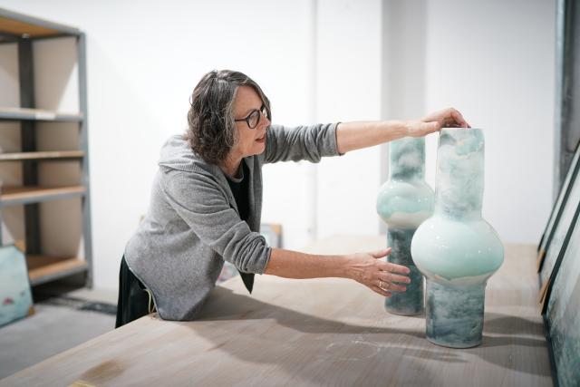 (251025) -- JINGDEZHEN, Oct. 25, 2025 (Xinhua) -- Christiane Toewe checks a ceramic work in Jingdezhen City, east China's Jiangxi Province, Oct. 19, 2025.
  Christiane Toewe, a German ceramic artist, joined a residency program in the "porcelain capital" of Jingdezhen for the third time. During her stay, she shared her techniques and ideas with local and international artists, and also drew inspiration from the city with a ceramic history spanning more than 2,000 years.
   "In Jingdezhen, artists are able to acquire the best materials and work with skilled kiln masters," Toewe said. "The city is like a treasure box where you can find everything you want."
   Toewe's experience living and working in Jingdezhen made her feel at home. Before the end of her stay, her husband also came to Jingdezhen, helping with her work and enjoying the city's cultural atmosphere. Toewe said that although Jingdezhen was far from her home country, she felt a sense of belonging as everyone there had a shared love for ceramics. (Xinhua/Zhou Mi)