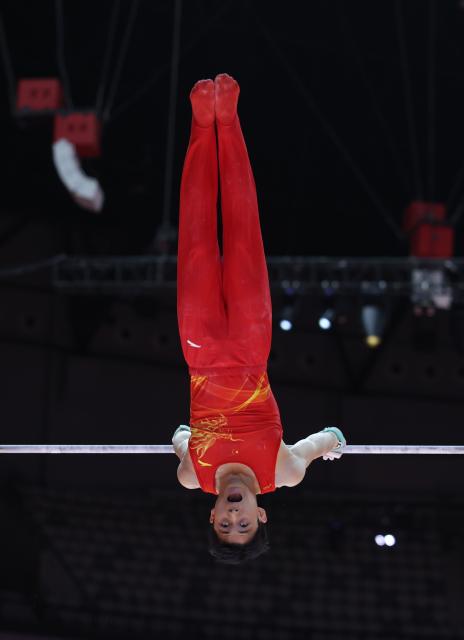 (251025) -- JAKARTA, Oct. 25, 2025 (Xinhua) -- Shi Cong of China competes during the men's Horizontal Bar Final at 53rd FIG Artistic Gymnastics World Championships in Jakarta, Indonesia, on Oct. 25, 2025. (Xinhua/Bai Xuefei)