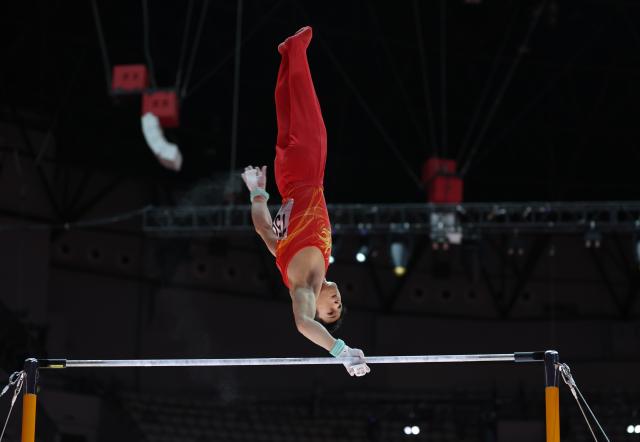 (251025) -- JAKARTA, Oct. 25, 2025 (Xinhua) -- Shi Cong of China competes during the men's Horizontal Bar Final at 53rd FIG Artistic Gymnastics World Championships in Jakarta, Indonesia, on Oct. 25, 2025. (Xinhua/Bai Xuefei)