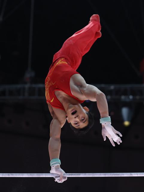 (251025) -- JAKARTA, Oct. 25, 2025 (Xinhua) -- Shi Cong of China competes during the men's Horizontal Bar Final at 53rd FIG Artistic Gymnastics World Championships in Jakarta, Indonesia, on Oct. 25, 2025. (Xinhua/Bai Xuefei)