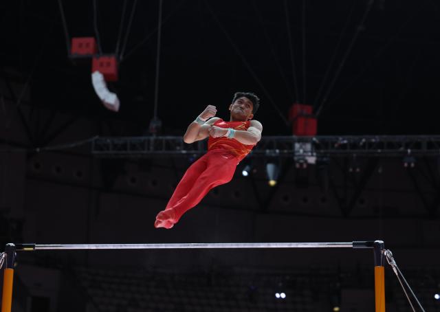 (251025) -- JAKARTA, Oct. 25, 2025 (Xinhua) -- Shi Cong of China competes during the men's Horizontal Bar Final at 53rd FIG Artistic Gymnastics World Championships in Jakarta, Indonesia, on Oct. 25, 2025. (Xinhua/Bai Xuefei)