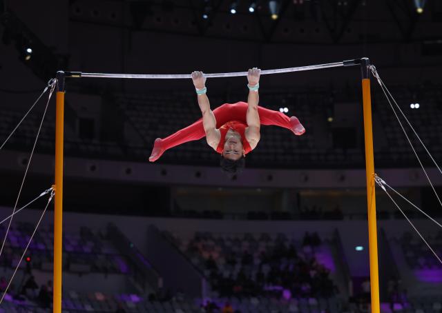 (251025) -- JAKARTA, Oct. 25, 2025 (Xinhua) -- Shi Cong of China competes during the men's Horizontal Bar Final at 53rd FIG Artistic Gymnastics World Championships in Jakarta, Indonesia, on Oct. 25, 2025. (Xinhua/Bai Xuefei)