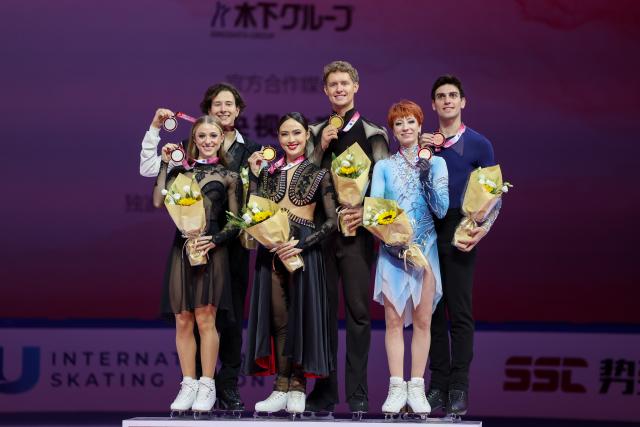(251025) -- CHONGQING, Oct. 25, 2025 (Xinhua) -- Gold medalists Madison Chock (front C)/Evan Bates (rear C) of the United States, silver medalists Emilea Zingas (front L)/Vadym Kolesnik (rear L) of the United States, bronze medalists Evgeniia Lopareva (front R)/Geoffrey Brissaud of France pose during the awarding ceremony for the ice dance event at the Cup of China ISU Grand Prix of Figure Skating 2025 in southwest China's Chongqing Municipality, Oct. 25, 2025. (Xinhua/Huang Wei)