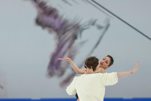 (251025) -- CHONGQING, Oct. 25, 2025 (Xinhua) -- Sara Conti (rear)/Niccolo Macii of Italy perform during the pair skating free skating at the Cup of China ISU Grand Prix of Figure Skating 2025 in southwest China's Chongqing Municipality, on Oct. 25, 2025. (Xinhua/Huang Wei)