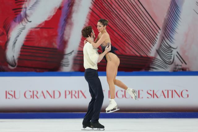 (251025) -- CHONGQING, Oct. 25, 2025 (Xinhua) -- Sara Conti (R)/Niccolo Macii of Italy perform during the pair skating free skating at the Cup of China ISU Grand Prix of Figure Skating 2025 in southwest China's Chongqing Municipality, on Oct. 25, 2025. (Xinhua/Huang Wei)