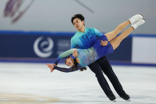 (251025) -- CHONGQING, Oct. 25, 2025 (Xinhua) -- Sui Wenjing (front)/Han Cong of China perform during the pair skating free skating at the Cup of China ISU Grand Prix of Figure Skating 2025 in southwest China's Chongqing Municipality, on Oct. 25, 2025. (Xinhua/Huang Wei)