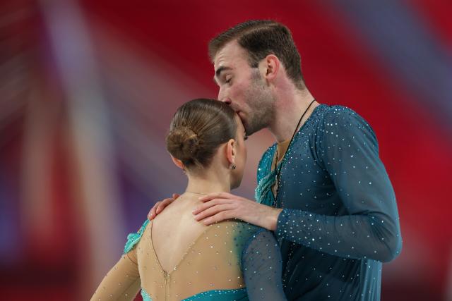 (251025) -- CHONGQING, Oct. 25, 2025 (Xinhua) -- Anastasiia Metelkina (L)/Luka Berulava of Georgia celebrate during the pair skating free skating at the Cup of China ISU Grand Prix of Figure Skating 2025 in southwest China's Chongqing Municipality, on Oct. 25, 2025. (Xinhua/Huang Wei)