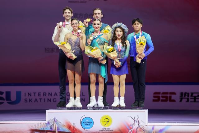 (251025) -- CHONGQING, Oct. 25, 2025 (Xinhua) -- Gold medalists Anastasiia Metelkina (front 2nd L)/Luka Berulava (rear R) of Georgia, silver medalists Sara Conti (front 1st L)/Niccolo Macii (rear L) of Italy, bronze medalists Sui Wenjing (front 2nd R)/Han Cong of China pose for photos during the awarding ceremony for the pair skating at the Cup of China ISU Grand Prix of Figure Skating 2025 in southwest China's Chongqing Municipality, on Oct. 25, 2025. (Xinhua/Huang Wei)