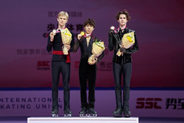 (251025) -- CHONGQING, Oct. 25, 2025 (Xinhua) -- Gold medalist Sato Shun (C) of Japan, silver medalist Daniel Grassl (L) of Italy and bronze medalist Mikhail Shaidorov of Kazakhstan pose during the awarding ceremony for the men's singles skating event at the Cup of China ISU Grand Prix of Figure Skating 2025 in southwest China's Chongqing Municipality, Oct. 25, 2025. (Xinhua/Huang Wei)
