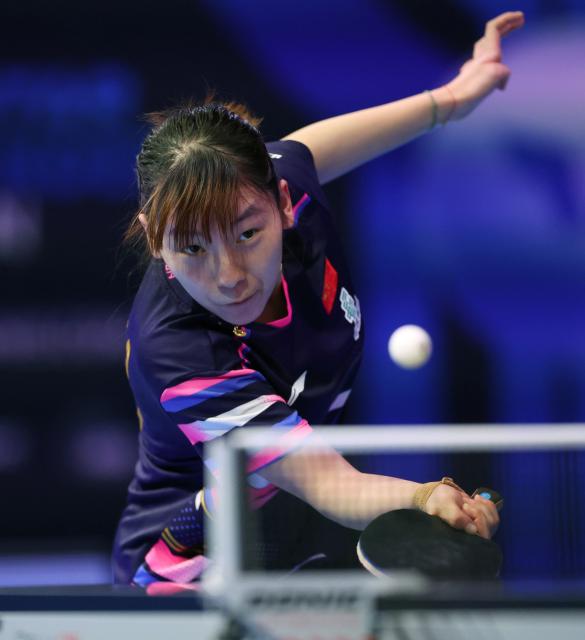 (251025) -- LONDON, Oct. 25, 2025 (Xinhua) -- Yang Yiyun returns a shot during women's singles quarterfinal between Yang Yiyun of China and Harimoto Miwa of Japan in the WTT Star Contender London 2025 in London, Britain, on Oct. 25, 2025. (Xinhua/Li Ying)