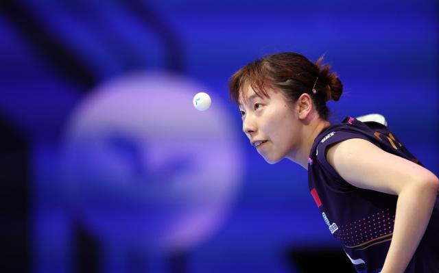 (251025) -- LONDON, Oct. 25, 2025 (Xinhua) -- Yang Yiyun serves during women's singles quarterfinal between Yang Yiyun of China and Harimoto Miwa of Japan in the WTT Star Contender London 2025 in London, Britain, on Oct. 25, 2025. (Xinhua/Li Ying)