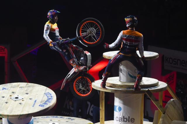 (251026) -- MADRID, Oct. 26, 2025 (Xinhua) -- Toni Bou (L) of Spain competes during the 2025-2026 FIM X-Trial World Championship, at Madrid Arena Stadium, Madrid, Spain, on Oct 25, 2025. (Photo by Gustavo Valiente/Xinhua)