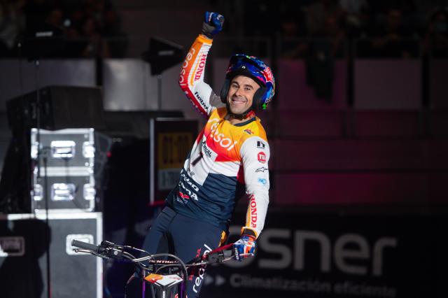 (251026) -- MADRID, Oct. 26, 2025 (Xinhua) -- Toni Bou of Spain celebrates during the 2025-2026 FIM X-Trial World Championship, at Madrid Arena Stadium, Madrid, Spain, on Oct 25, 2025. (Photo by Gustavo Valiente/Xinhua)
