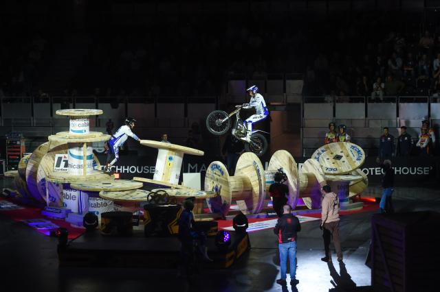 (251026) -- MADRID, Oct. 26, 2025 (Xinhua) -- Benoit Bincaz (Top R) of France competes during the 2025-2026 FIM X-Trial World Championship, at Madrid Arena Stadium, Madrid, Spain, on Oct 25, 2025. (Photo by Gustavo Valiente/Xinhua)